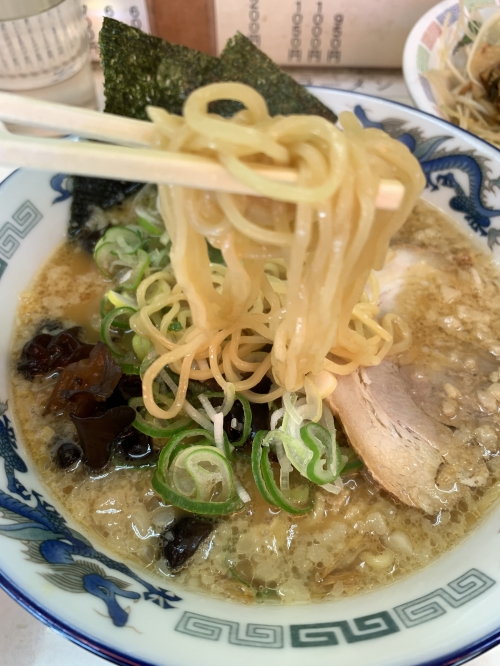 こだわりの豚骨スープと特注麺、辛子高菜や
明太子も手作りの店・裏メニューも楽しい!