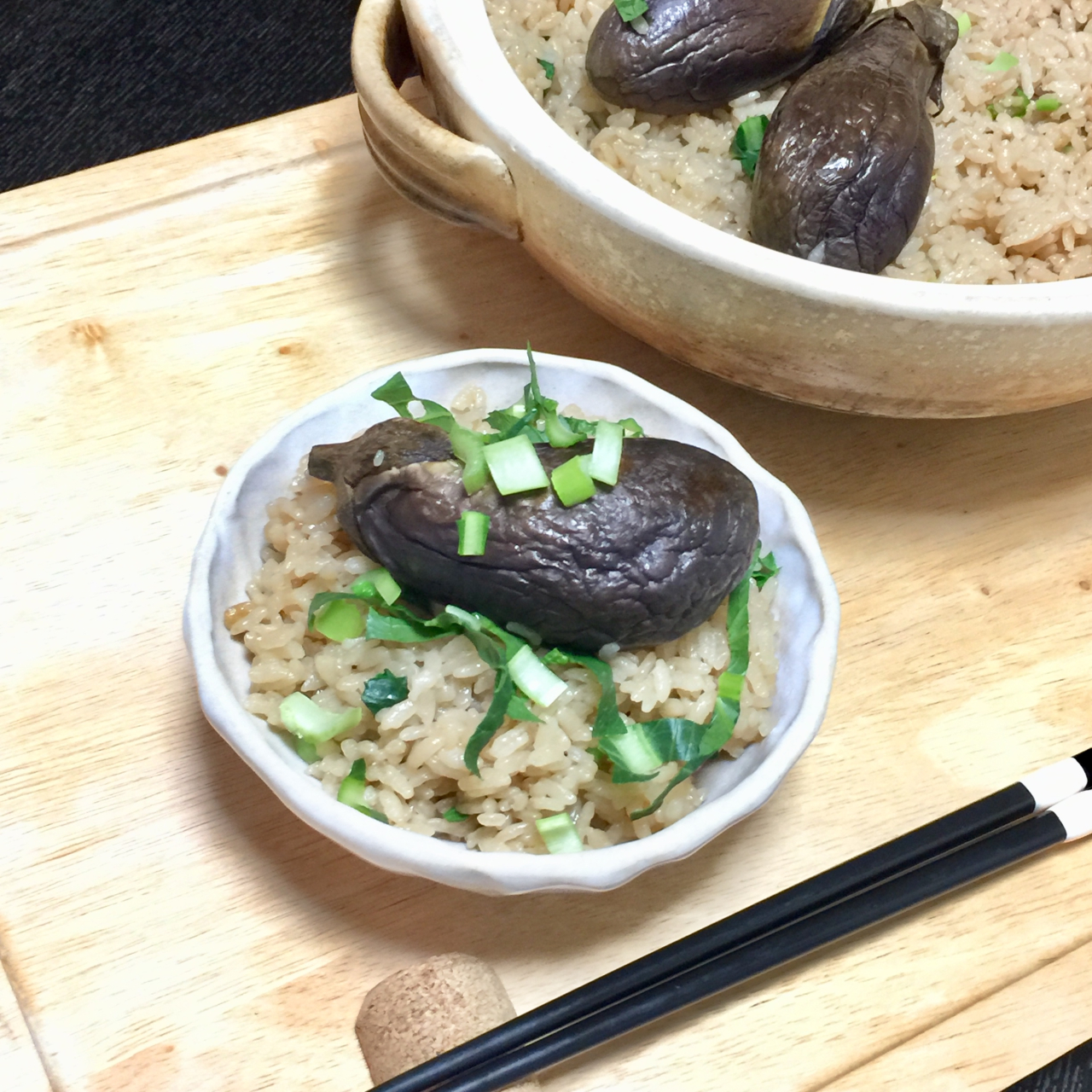 （メイン写真）キャプション「土鍋を使うと食卓も映えておススメ♪水400～450㏄ 中火にかけ沸騰したら弱火にして1５分。火からおろして10分蒸らして出来上がり♪」